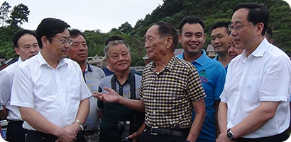 小龙人李总与怀化市市长赵应云一起陪同袁隆平院士，在溆浦超级稻示范田现场探讨药肥一体化工程，怎样让老百姓种田变得简单轻松化